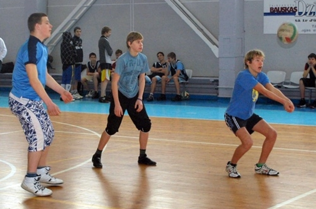 Volejbola turnīrā «Lāse 2010» 5. – 9. klašu skolēniem zēnu grupā par uzvarētājiem kļuva Valles vidusskolas puiši. Otrajā vietā palika Bauskas 2. vidusskolas komanda, bet trešā – Mežotnes pamatskola. 

Meiteņu cīņās Gunta Mašinska vadītajai...
Autors: Uldis Varnevičs