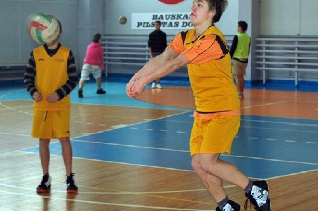 Volejbola turnīrā «Lāse 2010» 5. – 9. klašu skolēniem zēnu grupā par uzvarētājiem kļuva Valles vidusskolas puiši. Otrajā vietā palika Bauskas 2. vidusskolas komanda, bet trešā – Mežotnes pamatskola. 

Meiteņu cīņās Gunta Mašinska vadītajai...
Autors: Uldis Varnevičs
