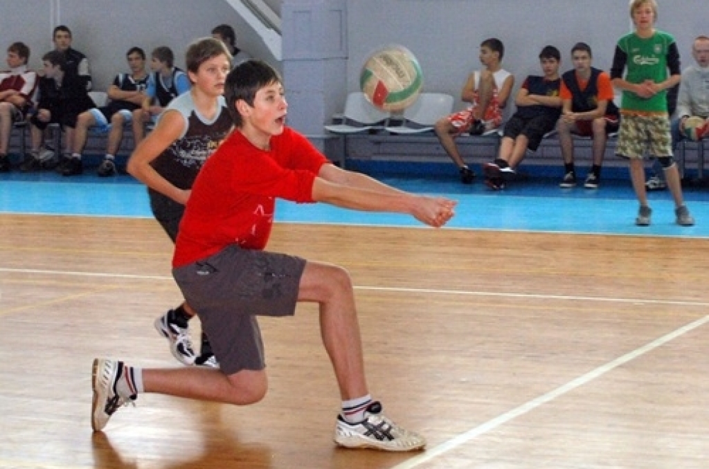 Volejbola turnīrā «Lāse 2010» 5. – 9. klašu skolēniem zēnu grupā par uzvarētājiem kļuva Valles vidusskolas puiši. Otrajā vietā palika Bauskas 2. vidusskolas komanda, bet trešā – Mežotnes pamatskola. 

Meiteņu cīņās Gunta Mašinska vadītajai...
Autors: Uldis Varnevičs