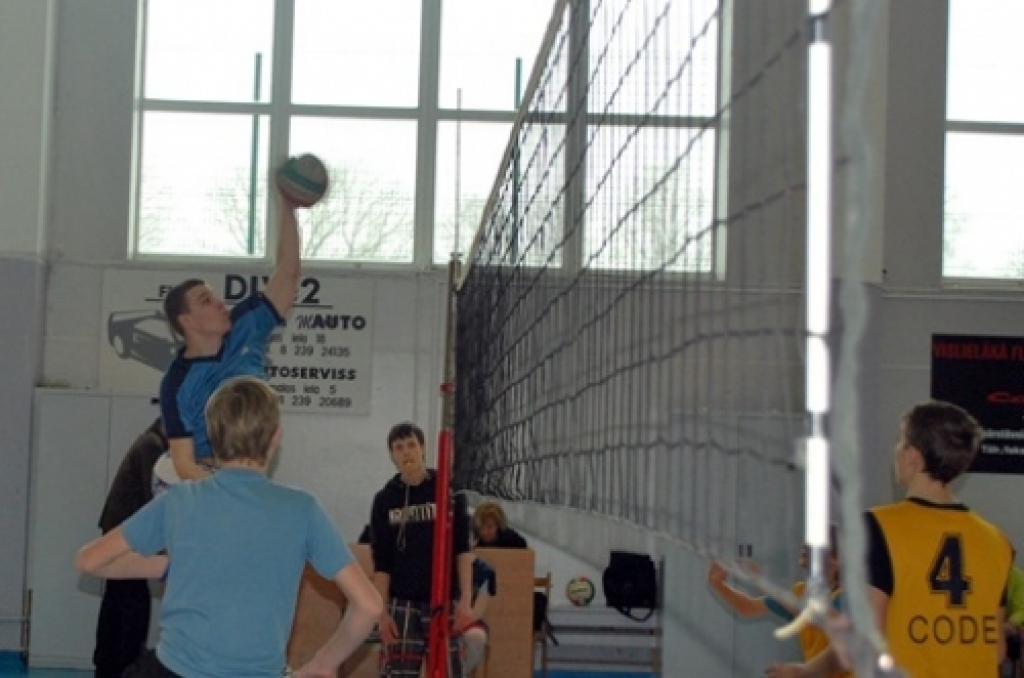 Volejbola turnīrā «Lāse 2010» 5. – 9. klašu skolēniem zēnu grupā par uzvarētājiem kļuva Valles vidusskolas puiši. Otrajā vietā palika Bauskas 2. vidusskolas komanda, bet trešā – Mežotnes pamatskola. 

Meiteņu cīņās Gunta Mašinska vadītajai...
Autors: Uldis Varnevičs