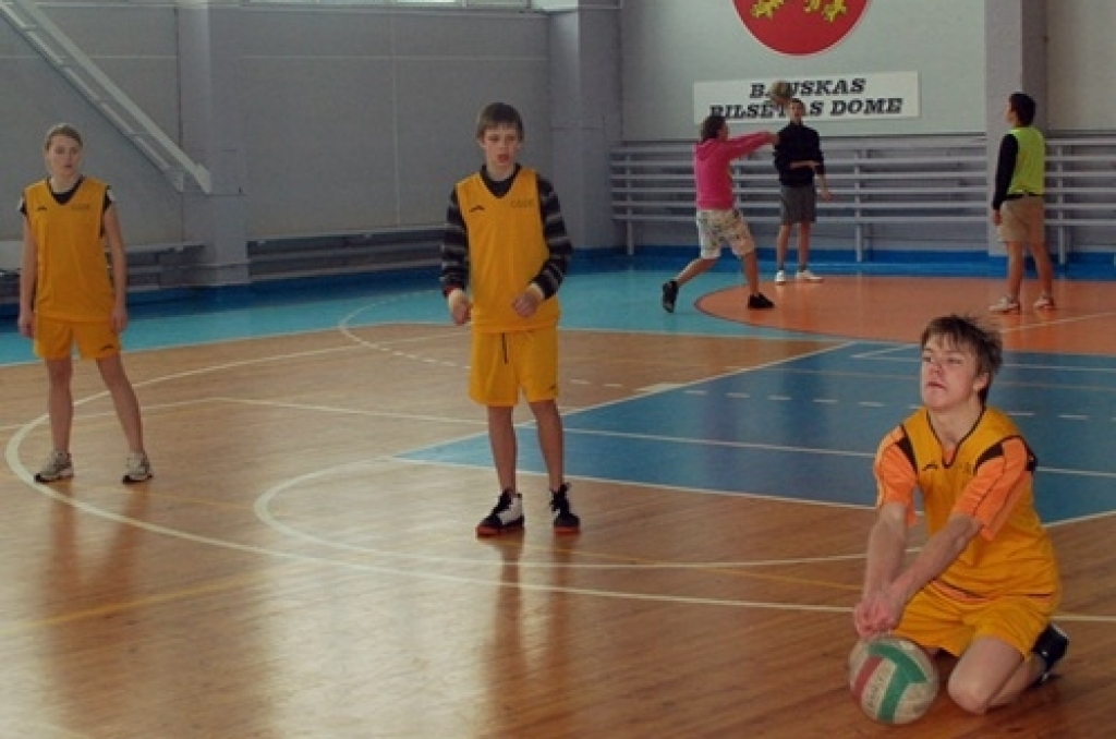 Volejbola turnīrā «Lāse 2010» 5. – 9. klašu skolēniem zēnu grupā par uzvarētājiem kļuva Valles vidusskolas puiši. Otrajā vietā palika Bauskas 2. vidusskolas komanda, bet trešā – Mežotnes pamatskola. 

Meiteņu cīņās Gunta Mašinska vadītajai...
Autors: Uldis Varnevičs