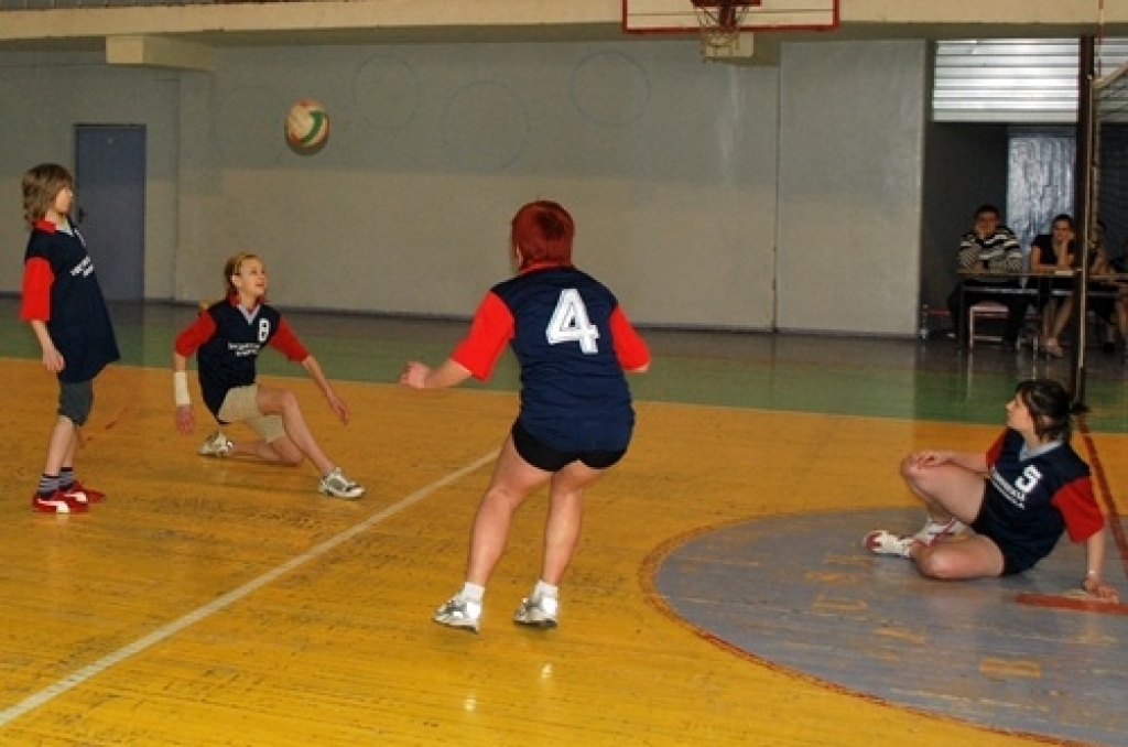 Volejbola turnīrā «Lāse 2010» 5. – 9. klašu skolēniem zēnu grupā par uzvarētājiem kļuva Valles vidusskolas puiši. Otrajā vietā palika Bauskas 2. vidusskolas komanda, bet trešā – Mežotnes pamatskola. 

Meiteņu cīņās Gunta Mašinska vadītajai...
Autors: Uldis Varnevičs