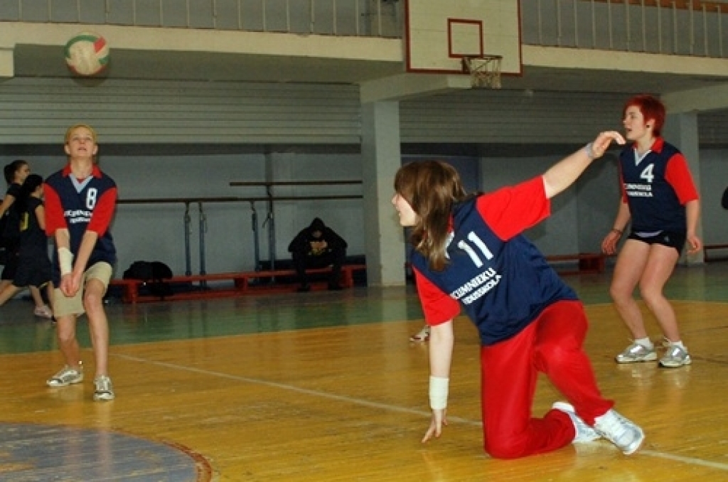 Volejbola turnīrā «Lāse 2010» 5. – 9. klašu skolēniem zēnu grupā par uzvarētājiem kļuva Valles vidusskolas puiši. Otrajā vietā palika Bauskas 2. vidusskolas komanda, bet trešā – Mežotnes pamatskola. 

Meiteņu cīņās Gunta Mašinska vadītajai...
Autors: Uldis Varnevičs