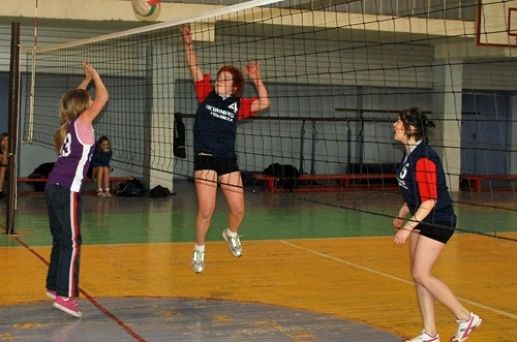 Volejbola turnīrā «Lāse 2010» 5. – 9. klašu skolēniem zēnu grupā par uzvarētājiem kļuva Valles vidusskolas puiši. Otrajā vietā palika Bauskas 2. vidusskolas komanda, bet trešā – Mežotnes pamatskola. 

Meiteņu cīņās Gunta Mašinska vadītajai...
Autors: Uldis Varnevičs