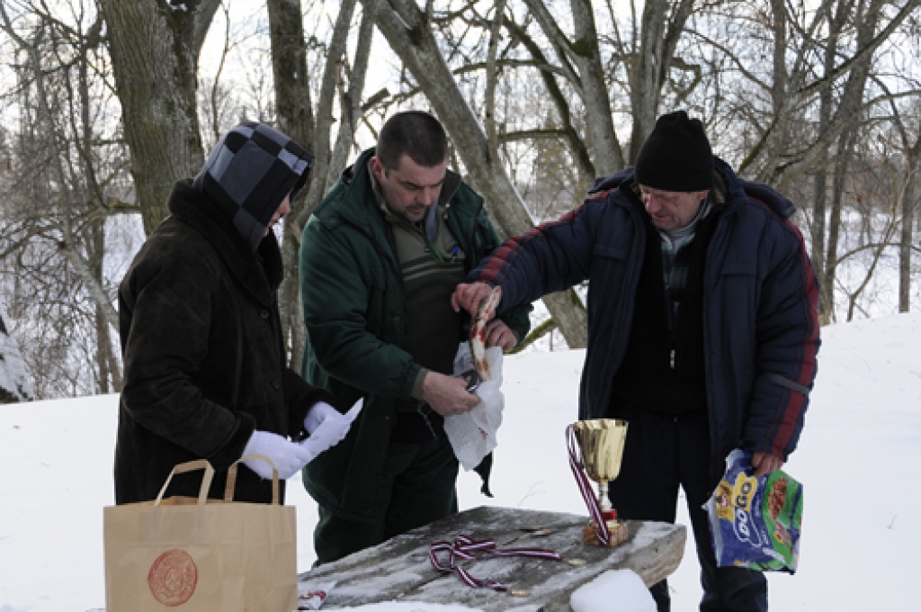 Bauskas mednieku un makšķernieku biedrība Bangu dīķī regulāri organizē sacensības. 7. februārī veiksmi izmēģināja gandrīz divi desmiti makšķernieku. Pārliecinoši labākais bija rundālietis Dainis Liepiņš, kura loms svēra 810 gramu....
Autors: Ivars Bogdanovs
