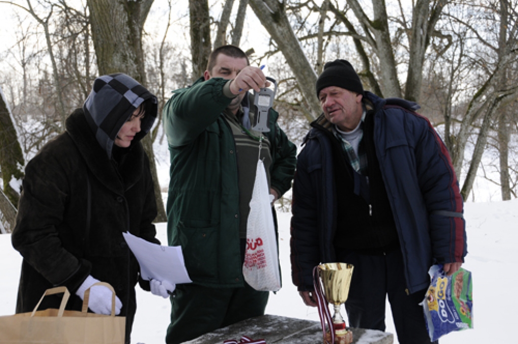 Bauskas mednieku un makšķernieku biedrība Bangu dīķī regulāri organizē sacensības. 7. februārī veiksmi izmēģināja gandrīz divi desmiti makšķernieku. Pārliecinoši labākais bija rundālietis Dainis Liepiņš, kura loms svēra 810 gramu....
Autors: Ivars Bogdanovs