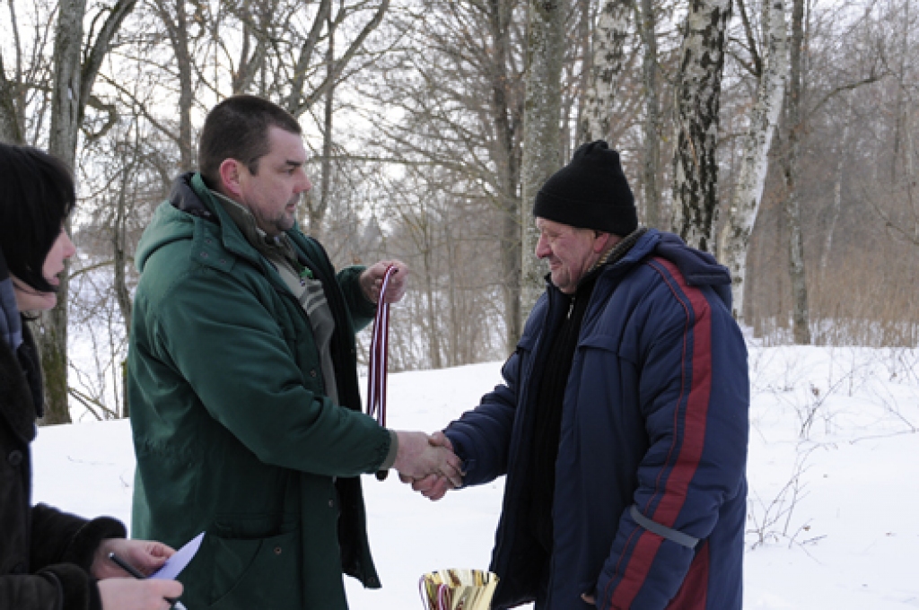 Bauskas mednieku un makšķernieku biedrība Bangu dīķī regulāri organizē sacensības. 7. februārī veiksmi izmēģināja gandrīz divi desmiti makšķernieku. Pārliecinoši labākais bija rundālietis Dainis Liepiņš, kura loms svēra 810 gramu....
Autors: Ivars Bogdanovs
