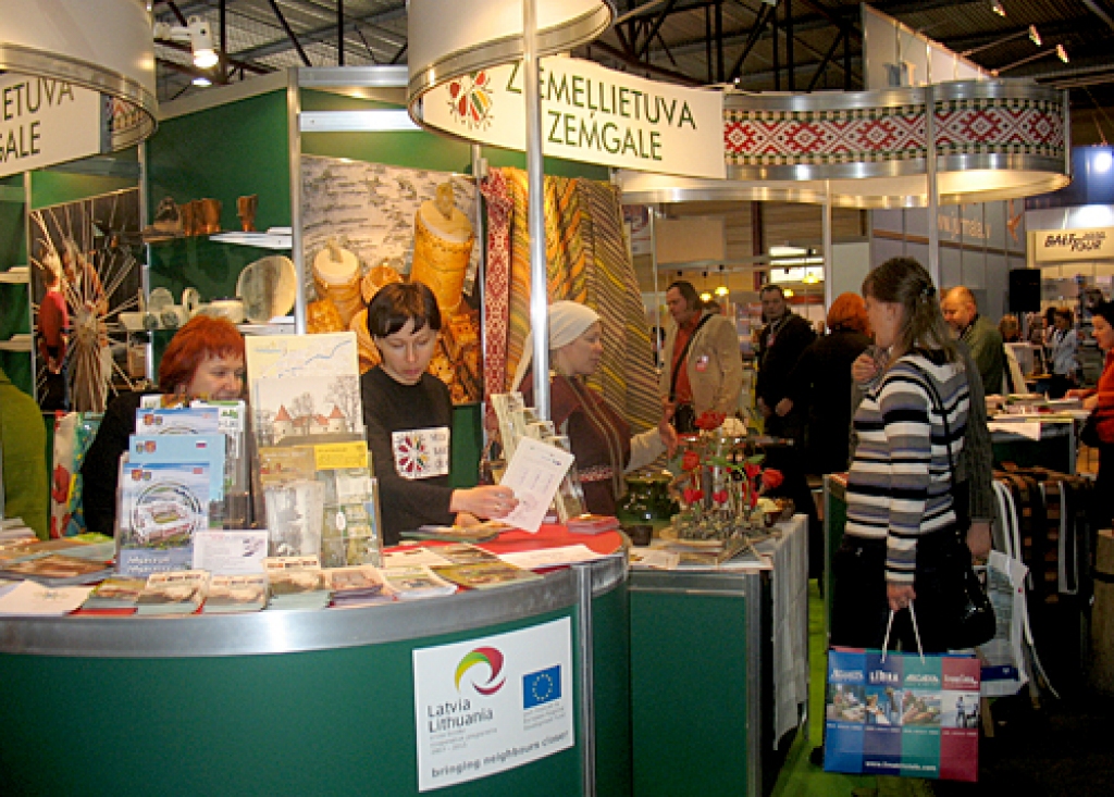 Starptautiskajā tūrisma gadatirgū «Balttour 2010» ārzemju firmu un pārējo Latvijas novadu vidū šogad sevi daudz interesantāk prezentēja baušķenieki. Zemgales kopējais stends veidots sadarbībā ar kolēģiem no Ziemeļlietuvas. Savukārt Bauskas...
Autors: Vilnis Auzāns