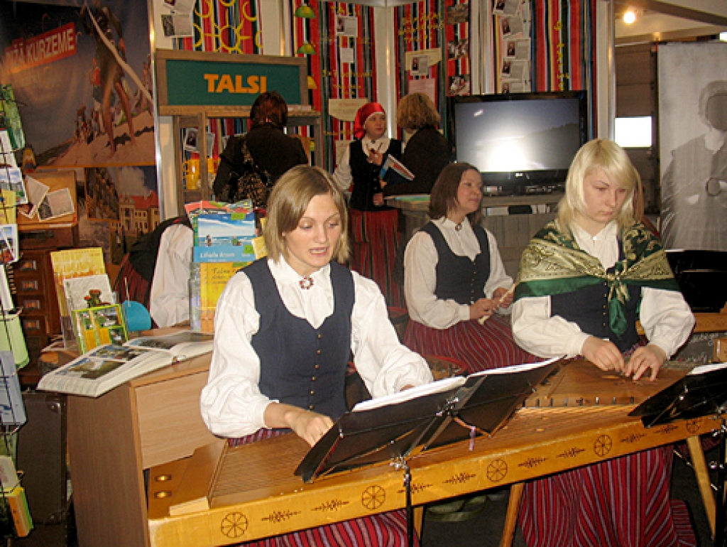 Starptautiskajā tūrisma gadatirgū «Balttour 2010» ārzemju firmu un pārējo Latvijas novadu vidū šogad sevi daudz interesantāk prezentēja baušķenieki. Zemgales kopējais stends veidots sadarbībā ar kolēģiem no Ziemeļlietuvas. Savukārt Bauskas...
Autors: Vilnis Auzāns