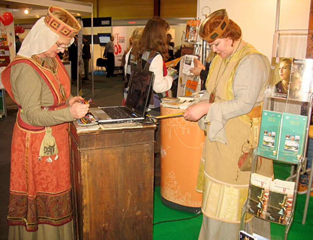 Starptautiskajā tūrisma gadatirgū «Balttour 2010» ārzemju firmu un pārējo Latvijas novadu vidū šogad sevi daudz interesantāk prezentēja baušķenieki. Zemgales kopējais stends veidots sadarbībā ar kolēģiem no Ziemeļlietuvas. Savukārt Bauskas...
Autors: Vilnis Auzāns