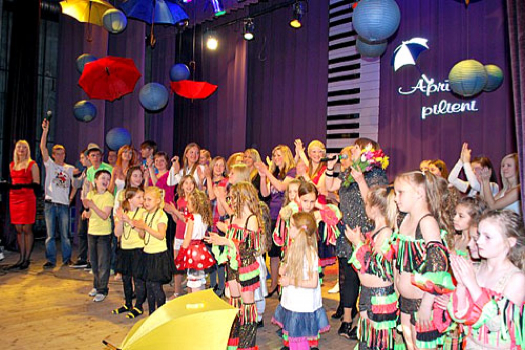 Skanīgs koncerts, kurā muzicēja studijas «Aprīļa pilieni» dalībnieki un uzstājās deju grupa «Lēra», bija pērn, 17. maijā.
Autors: no «Aprīļa pilienu» arhīva