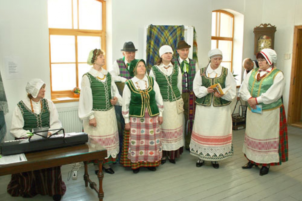 Latviešu un lietuviešu tradīciju saglabāšanas un attīstīšanas iespējas Zemgales reģionā 30. martā Rundāles novada bērnudārzā «Mārpuķīte» apsprieda Latvijas un Lietuvas sadarbības projektā «Pirmsskolas izglītība».
Tajā piedalījās kolēģi no...