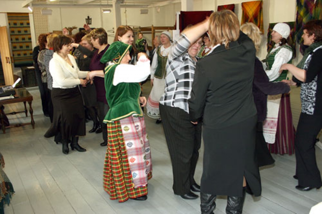 Latviešu un lietuviešu tradīciju saglabāšanas un attīstīšanas iespējas Zemgales reģionā 30. martā Rundāles novada bērnudārzā «Mārpuķīte» apsprieda Latvijas un Lietuvas sadarbības projektā «Pirmsskolas izglītība».
Tajā piedalījās kolēģi no...