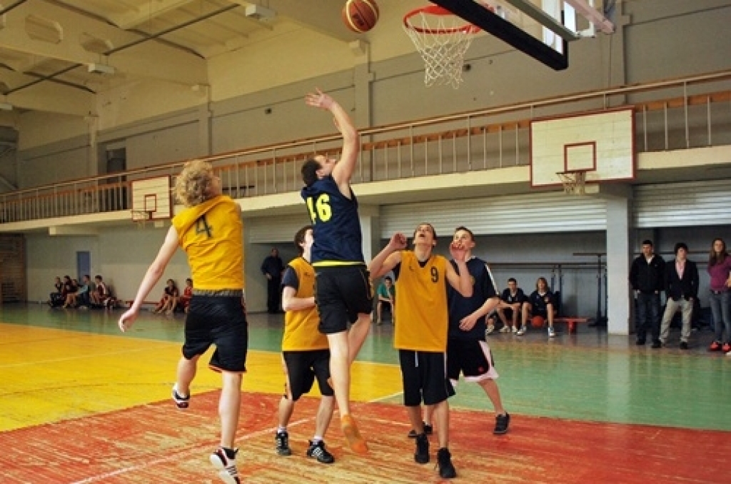 Noslēgušās Bauskas novada bērnu un jaunatnes sporta skolas organizētās sacīkstes basketbolā «Trīs pret trīs». Vidusskolas vecuma un jaunāki basketbolisti sacentās pagājušajā nedēļā Bauskā.
Uzvarētāju tituls gan puišu, gan meiteņu...
Autors: Uldis Varnevičs