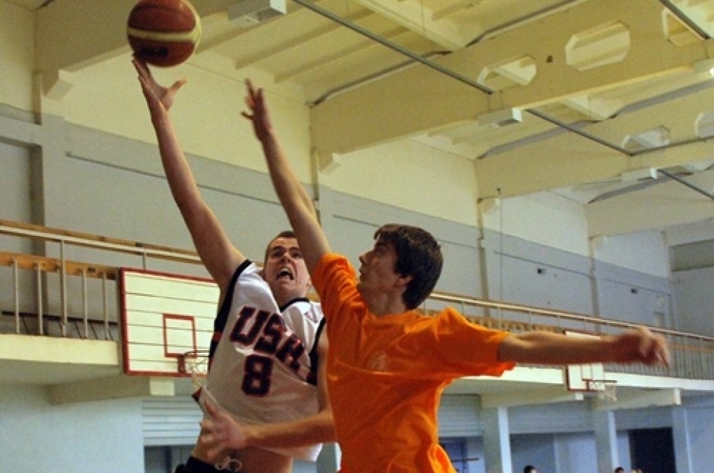Noslēgušās Bauskas novada bērnu un jaunatnes sporta skolas organizētās sacīkstes basketbolā «Trīs pret trīs». Vidusskolas vecuma un jaunāki basketbolisti sacentās pagājušajā nedēļā Bauskā.
Uzvarētāju tituls gan puišu, gan meiteņu...
Autors: Uldis Varnevičs