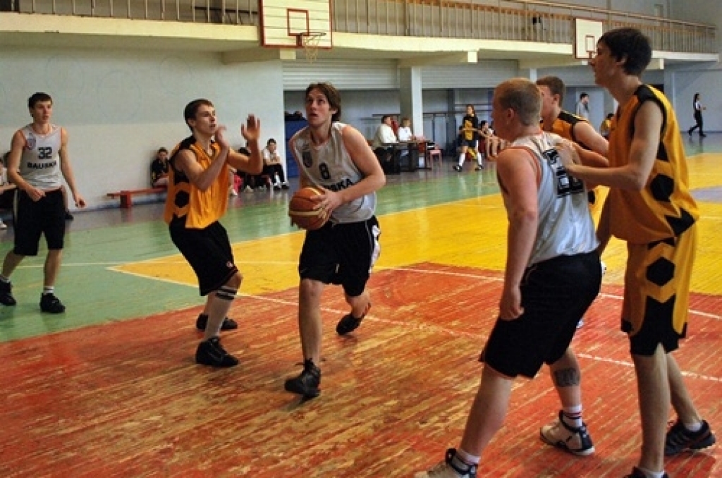 Noslēgušās Bauskas novada bērnu un jaunatnes sporta skolas organizētās sacīkstes basketbolā «Trīs pret trīs». Vidusskolas vecuma un jaunāki basketbolisti sacentās pagājušajā nedēļā Bauskā.
Uzvarētāju tituls gan puišu, gan meiteņu...
Autors: Uldis Varnevičs