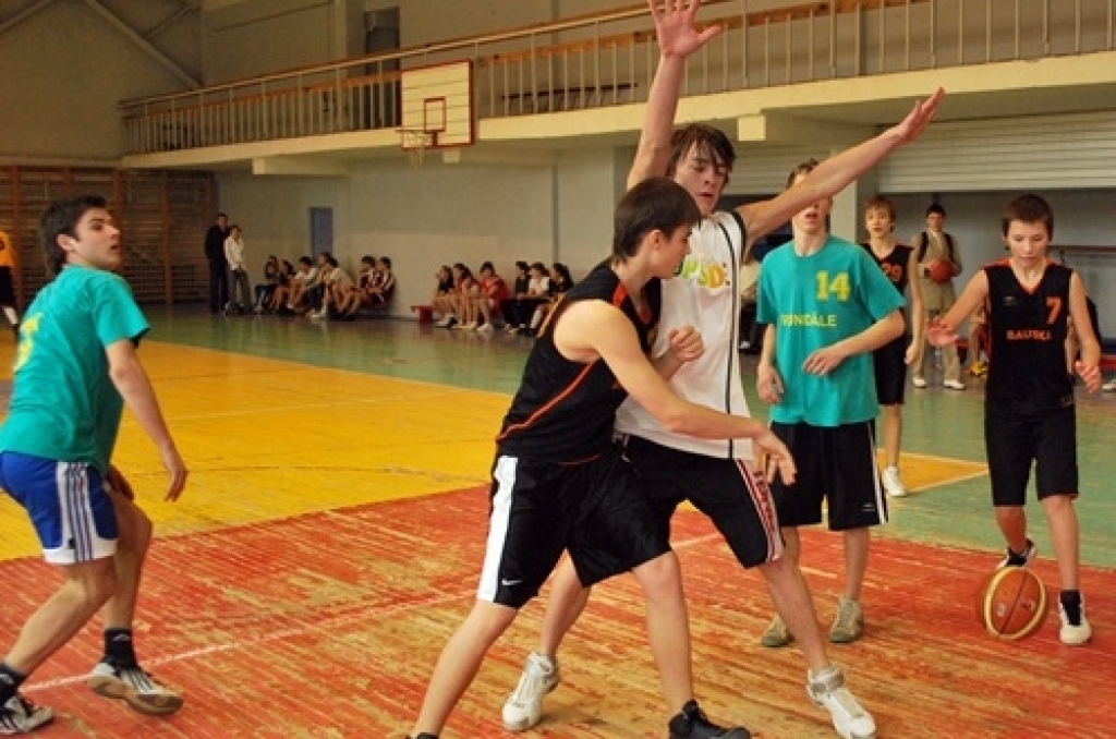 Noslēgušās Bauskas novada bērnu un jaunatnes sporta skolas organizētās sacīkstes basketbolā «Trīs pret trīs». Vidusskolas vecuma un jaunāki basketbolisti sacentās pagājušajā nedēļā Bauskā.
Uzvarētāju tituls gan puišu, gan meiteņu...
Autors: Uldis Varnevičs