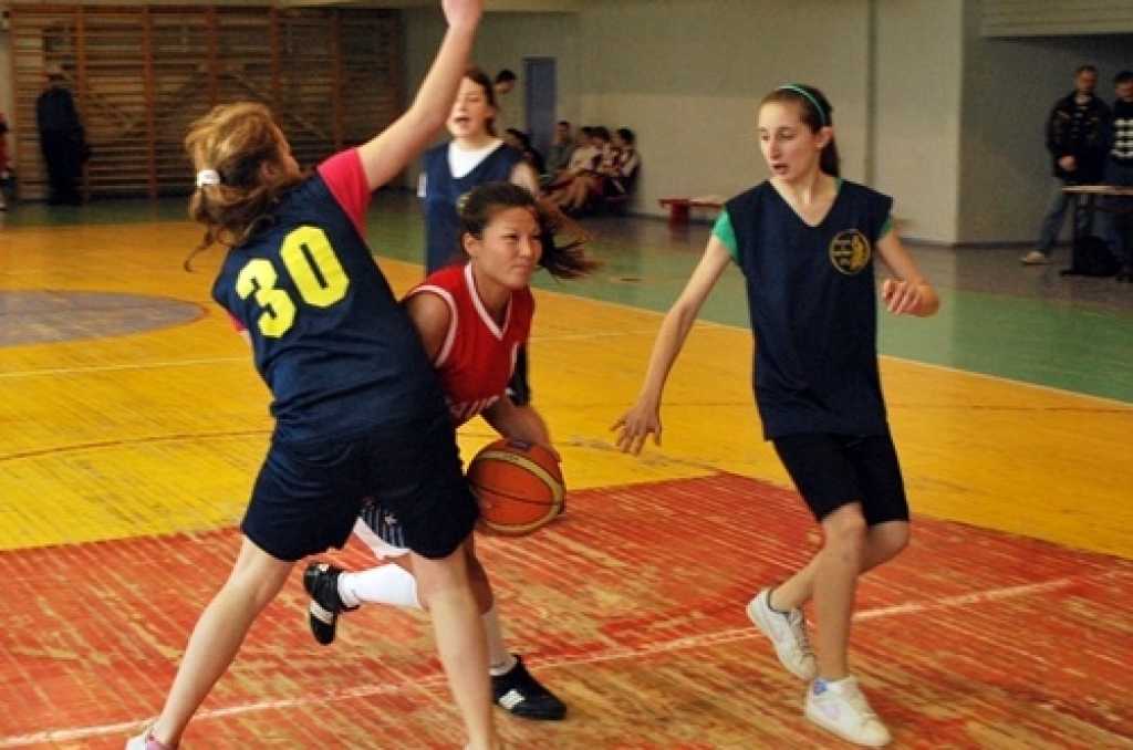 Noslēgušās Bauskas novada bērnu un jaunatnes sporta skolas organizētās sacīkstes basketbolā «Trīs pret trīs». Vidusskolas vecuma un jaunāki basketbolisti sacentās pagājušajā nedēļā Bauskā.
Uzvarētāju tituls gan puišu, gan meiteņu...
Autors: Uldis Varnevičs