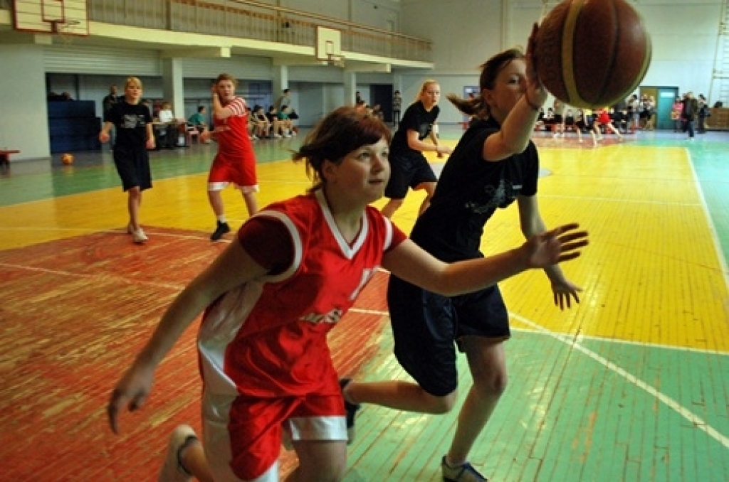 Noslēgušās Bauskas novada bērnu un jaunatnes sporta skolas organizētās sacīkstes basketbolā «Trīs pret trīs». Vidusskolas vecuma un jaunāki basketbolisti sacentās pagājušajā nedēļā Bauskā.
Uzvarētāju tituls gan puišu, gan meiteņu...
Autors: Uldis Varnevičs