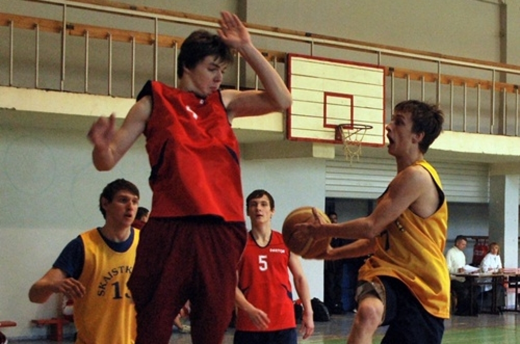 Noslēgušās Bauskas novada bērnu un jaunatnes sporta skolas organizētās sacīkstes basketbolā «Trīs pret trīs». Vidusskolas vecuma un jaunāki basketbolisti sacentās pagājušajā nedēļā Bauskā.
Uzvarētāju tituls gan puišu, gan meiteņu...
Autors: Uldis Varnevičs