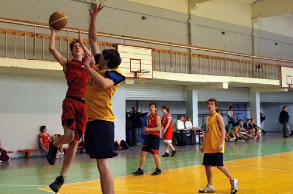 Noslēgušās Bauskas novada bērnu un jaunatnes sporta skolas organizētās sacīkstes basketbolā «Trīs pret trīs». Vidusskolas vecuma un jaunāki basketbolisti sacentās pagājušajā nedēļā Bauskā.
Uzvarētāju tituls gan puišu, gan meiteņu...
Autors: Uldis Varnevičs