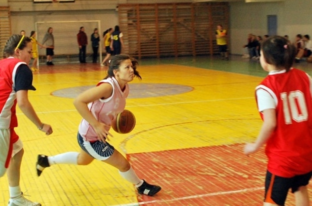 Noslēgušās Bauskas novada bērnu un jaunatnes sporta skolas organizētās sacīkstes basketbolā «Trīs pret trīs». Vidusskolas vecuma un jaunāki basketbolisti sacentās pagājušajā nedēļā Bauskā.
Uzvarētāju tituls gan puišu, gan meiteņu...
Autors: Uldis Varnevičs