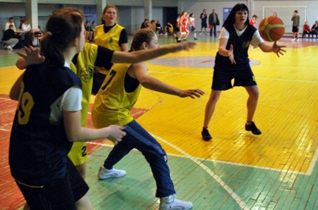 Noslēgušās Bauskas novada bērnu un jaunatnes sporta skolas organizētās sacīkstes basketbolā «Trīs pret trīs». Vidusskolas vecuma un jaunāki basketbolisti sacentās pagājušajā nedēļā Bauskā.
Uzvarētāju tituls gan puišu, gan meiteņu...
Autors: Uldis Varnevičs