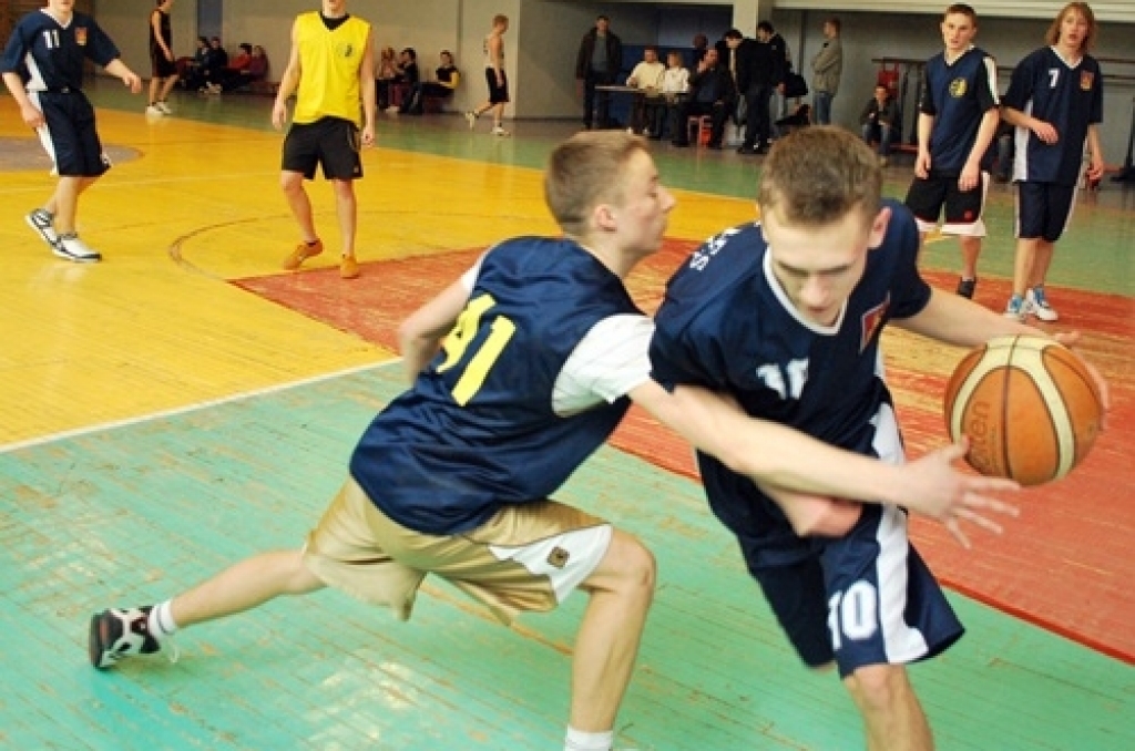 Noslēgušās Bauskas novada bērnu un jaunatnes sporta skolas organizētās sacīkstes basketbolā «Trīs pret trīs». Vidusskolas vecuma un jaunāki basketbolisti sacentās pagājušajā nedēļā Bauskā.
Uzvarētāju tituls gan puišu, gan meiteņu...
Autors: Uldis Varnevičs