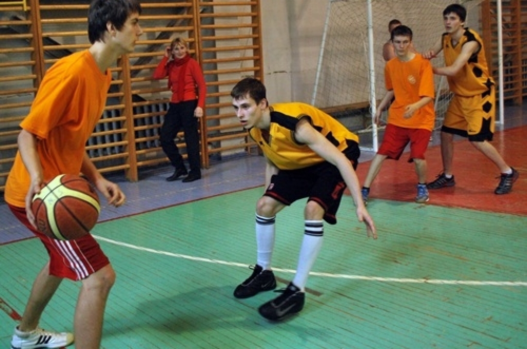 Noslēgušās Bauskas novada bērnu un jaunatnes sporta skolas organizētās sacīkstes basketbolā «Trīs pret trīs». Vidusskolas vecuma un jaunāki basketbolisti sacentās pagājušajā nedēļā Bauskā.
Uzvarētāju tituls gan puišu, gan meiteņu...
Autors: Uldis Varnevičs