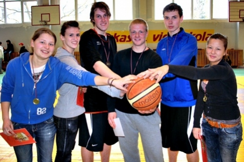 Noslēgušās Bauskas novada bērnu un jaunatnes sporta skolas organizētās sacīkstes basketbolā «Trīs pret trīs». Vidusskolas vecuma un jaunāki basketbolisti sacentās pagājušajā nedēļā Bauskā.
Uzvarētāju tituls gan puišu, gan meiteņu...
Autors: Uldis Varnevičs