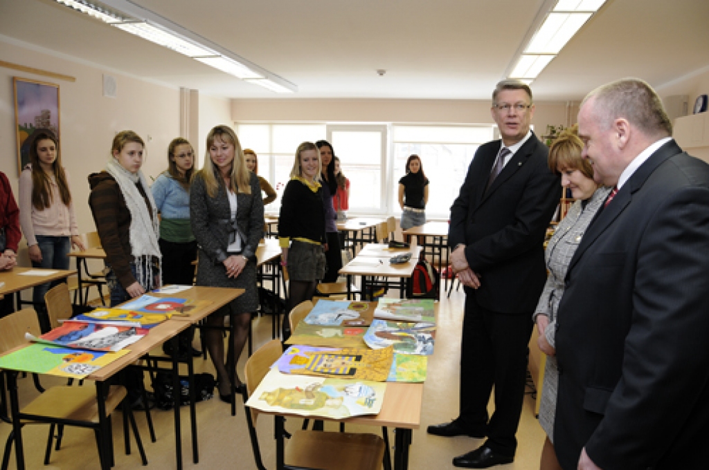 Viesojoties Bauskā, Valsts prezidentam Valdim Zatleram 19. martā bija plaša programma. Viņš nolika ziedus pie Brīvības pieminekļa, novada domē tikās ar deputātiem un domes vadību, vēlāk apmeklēja SIA «Kronis» un Bauzes tirgu. Bauskas 2....
Autors: Ivars Bogdanovs