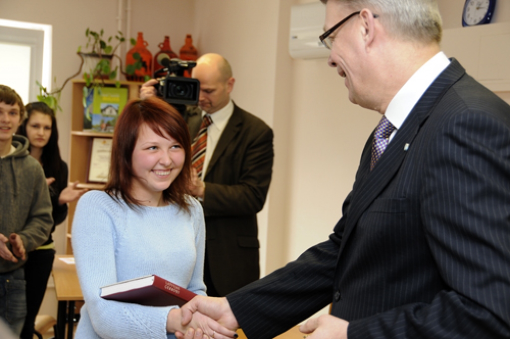 Viesojoties Bauskā, Valsts prezidentam Valdim Zatleram 19. martā bija plaša programma. Viņš nolika ziedus pie Brīvības pieminekļa, novada domē tikās ar deputātiem un domes vadību, vēlāk apmeklēja SIA «Kronis» un Bauzes tirgu. Bauskas 2....
Autors: Ivars Bogdanovs