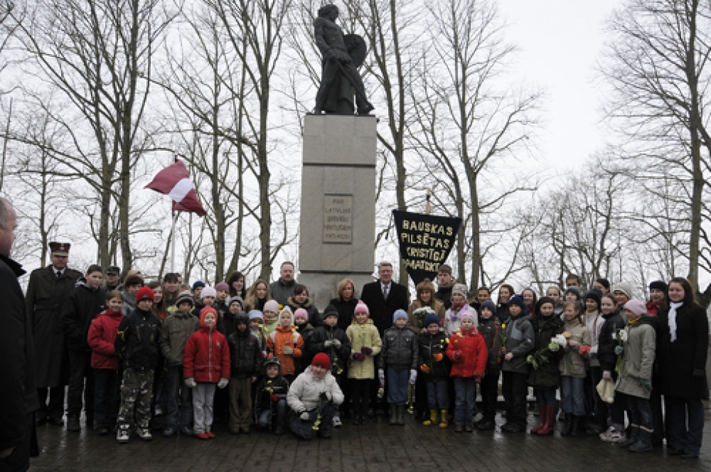 Viesojoties Bauskā, Valsts prezidentam Valdim Zatleram 19. martā bija plaša programma. Viņš nolika ziedus pie Brīvības pieminekļa, novada domē tikās ar deputātiem un domes vadību, vēlāk apmeklēja SIA «Kronis» un Bauzes tirgu. Bauskas 2....
Autors: Ivars Bogdanovs