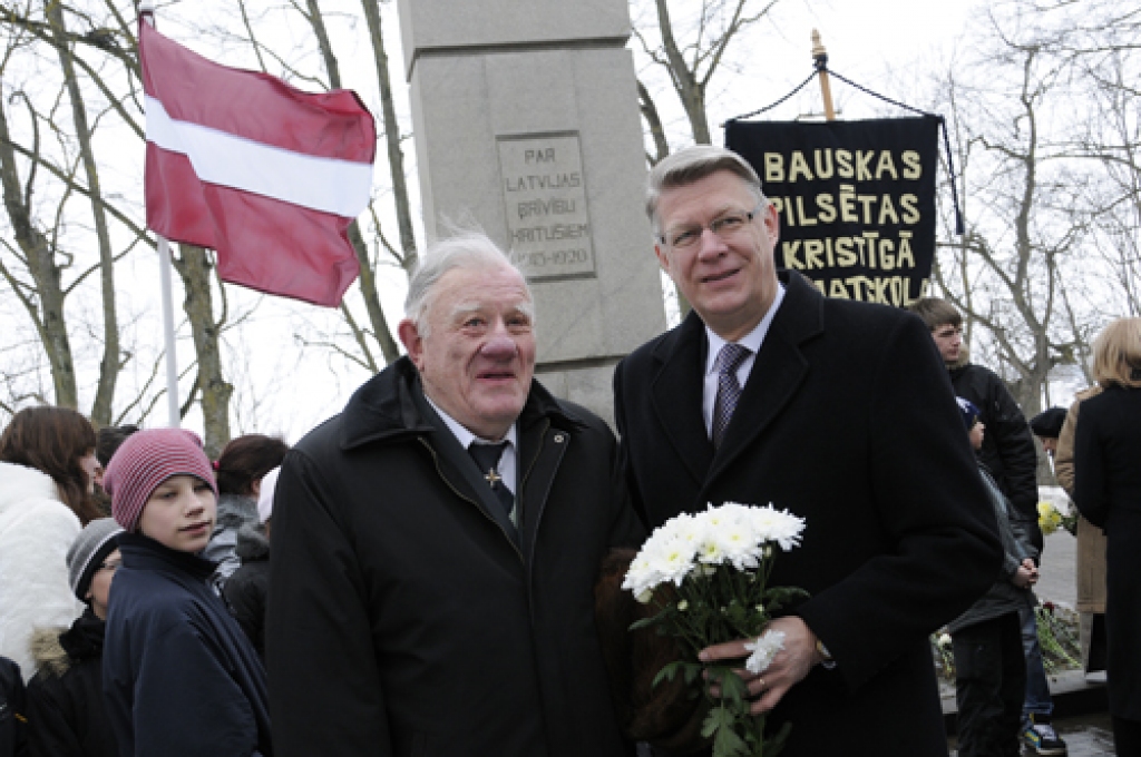 Viesojoties Bauskā, Valsts prezidentam Valdim Zatleram 19. martā bija plaša programma. Viņš nolika ziedus pie Brīvības pieminekļa, novada domē tikās ar deputātiem un domes vadību, vēlāk apmeklēja SIA «Kronis» un Bauzes tirgu. Bauskas 2....
Autors: Ivars Bogdanovs