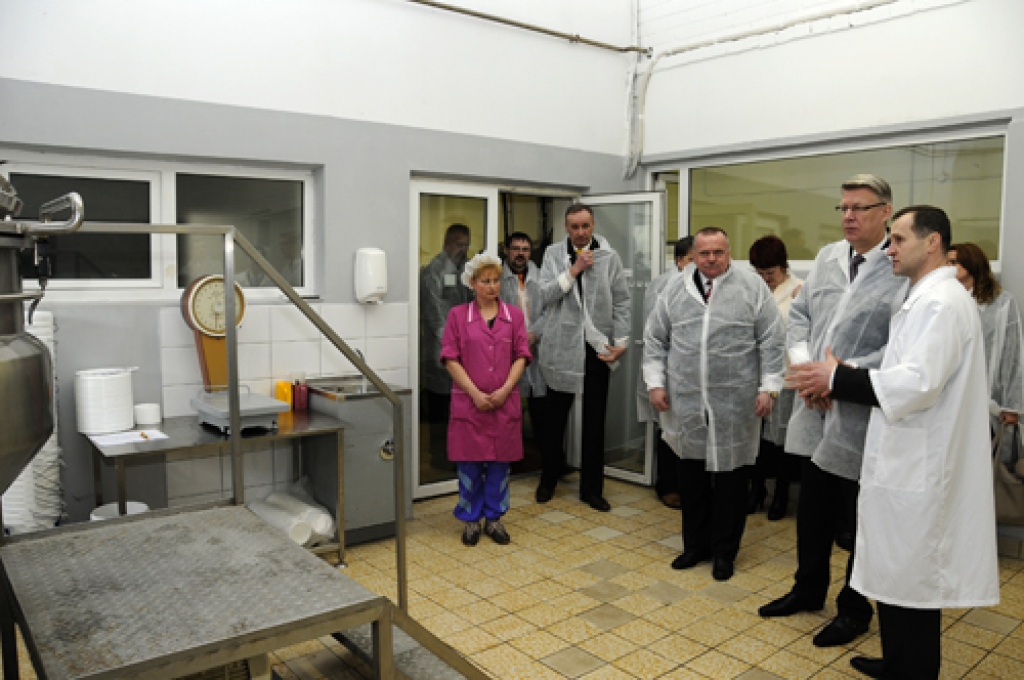 Viesojoties Bauskā, Valsts prezidentam Valdim Zatleram 19. martā bija plaša programma. Viņš nolika ziedus pie Brīvības pieminekļa, novada domē tikās ar deputātiem un domes vadību, vēlāk apmeklēja SIA «Kronis» un Bauzes tirgu. Bauskas 2....
Autors: Ivars Bogdanovs
