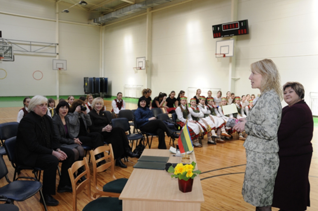 Īslīces vidusskolā šonedēļ viesojās Jonišķu pilsētas (Lietuva) Mato Slančauska ģimnāzijas skolēni un pedagogi, lai noslēgtu sadraudzības līgumu. Ciemošanās dienā, 17. martā, dažādās rosībās abu skolu audzēkņi iepazinās tuvāk.
Pēc līguma...
Autors: Ivars Bogdanovs