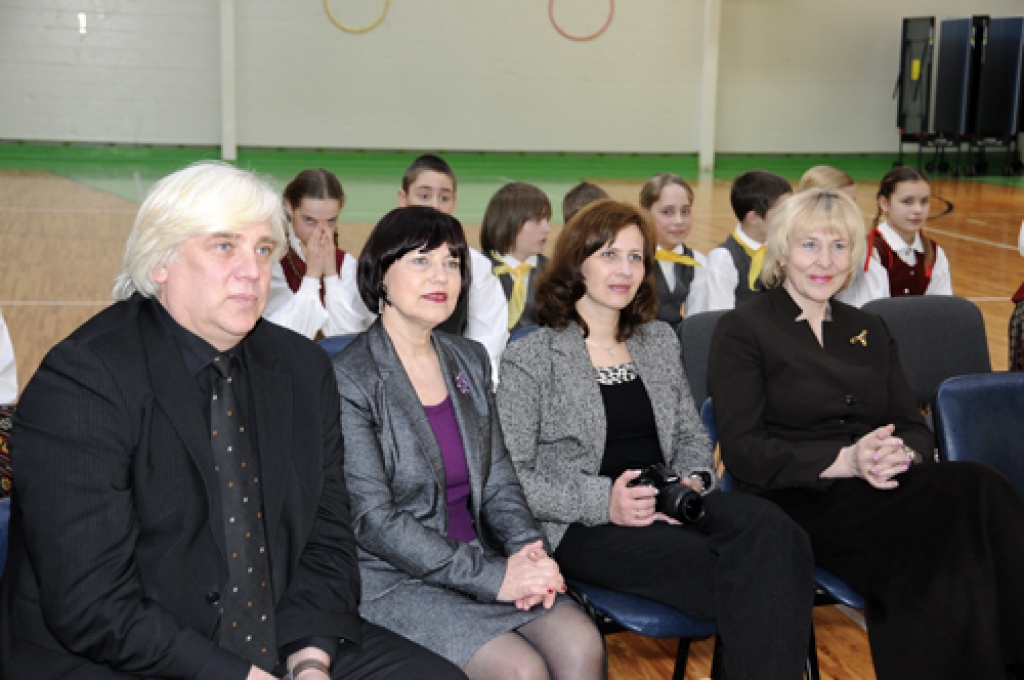 Īslīces vidusskolā šonedēļ viesojās Jonišķu pilsētas (Lietuva) Mato Slančauska ģimnāzijas skolēni un pedagogi, lai noslēgtu sadraudzības līgumu. Ciemošanās dienā, 17. martā, dažādās rosībās abu skolu audzēkņi iepazinās tuvāk.
Pēc līguma...
Autors: Ivars Bogdanovs