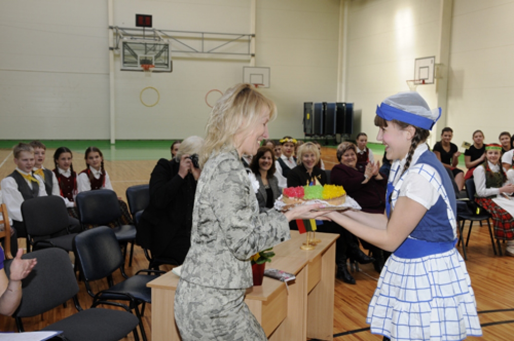 Īslīces vidusskolā šonedēļ viesojās Jonišķu pilsētas (Lietuva) Mato Slančauska ģimnāzijas skolēni un pedagogi, lai noslēgtu sadraudzības līgumu. Ciemošanās dienā, 17. martā, dažādās rosībās abu skolu audzēkņi iepazinās tuvāk.
Pēc līguma...
Autors: Ivars Bogdanovs