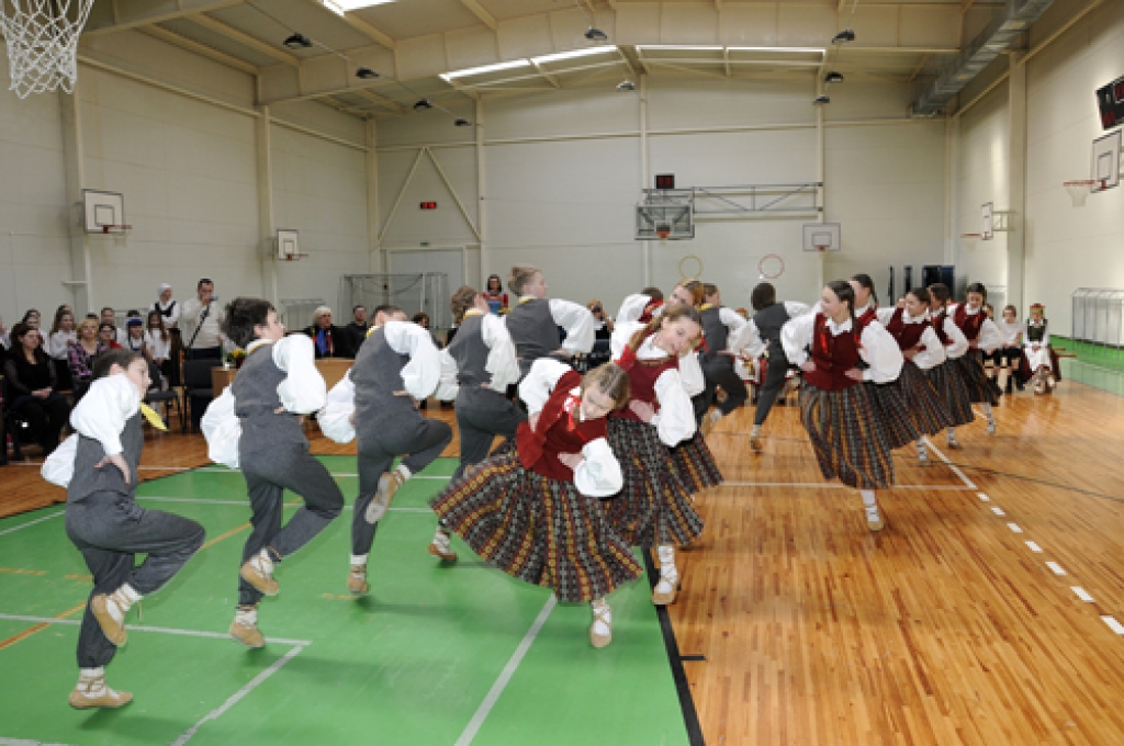 Īslīces vidusskolā šonedēļ viesojās Jonišķu pilsētas (Lietuva) Mato Slančauska ģimnāzijas skolēni un pedagogi, lai noslēgtu sadraudzības līgumu. Ciemošanās dienā, 17. martā, dažādās rosībās abu skolu audzēkņi iepazinās tuvāk.
Pēc līguma...
Autors: Ivars Bogdanovs
