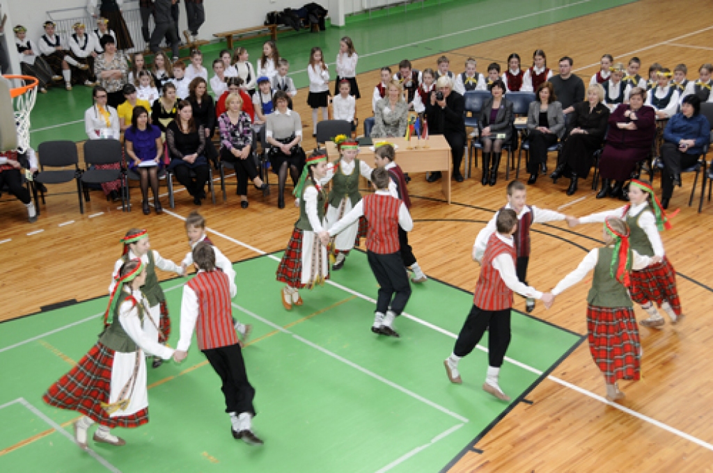 Īslīces vidusskolā šonedēļ viesojās Jonišķu pilsētas (Lietuva) Mato Slančauska ģimnāzijas skolēni un pedagogi, lai noslēgtu sadraudzības līgumu. Ciemošanās dienā, 17. martā, dažādās rosībās abu skolu audzēkņi iepazinās tuvāk.
Pēc līguma...
Autors: Ivars Bogdanovs