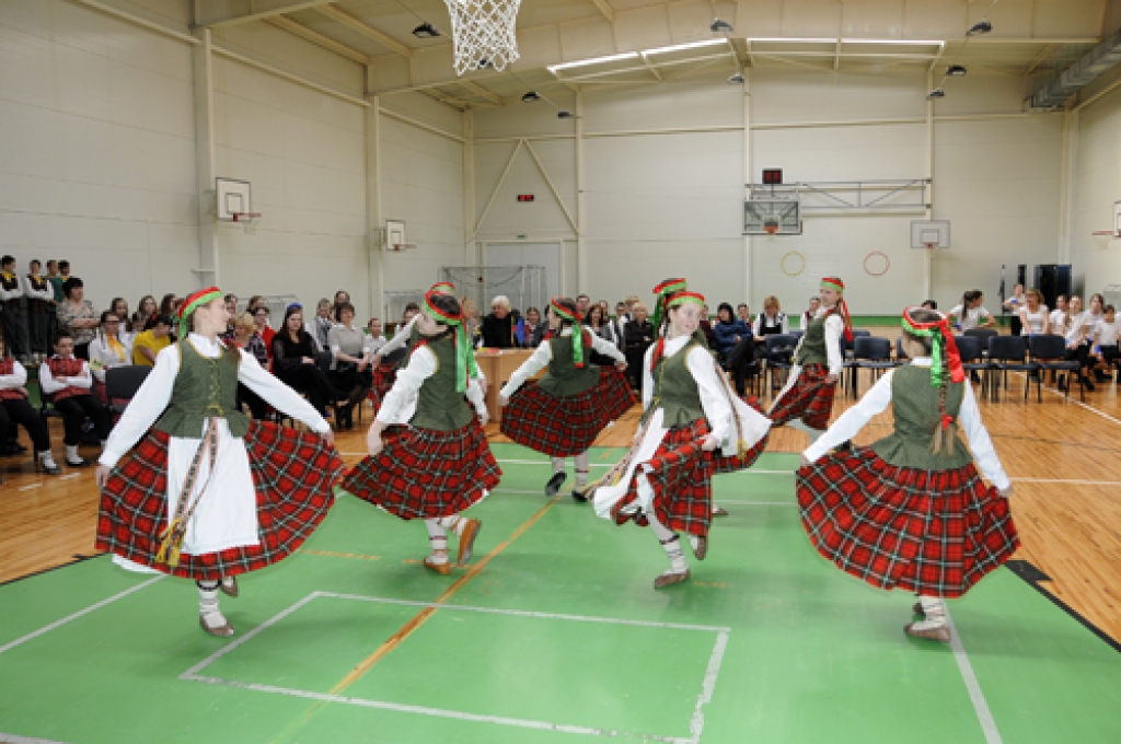 Īslīces vidusskolā šonedēļ viesojās Jonišķu pilsētas (Lietuva) Mato Slančauska ģimnāzijas skolēni un pedagogi, lai noslēgtu sadraudzības līgumu. Ciemošanās dienā, 17. martā, dažādās rosībās abu skolu audzēkņi iepazinās tuvāk.
Pēc līguma...
Autors: Ivars Bogdanovs
