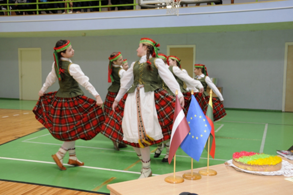 Īslīces vidusskolā šonedēļ viesojās Jonišķu pilsētas (Lietuva) Mato Slančauska ģimnāzijas skolēni un pedagogi, lai noslēgtu sadraudzības līgumu. Ciemošanās dienā, 17. martā, dažādās rosībās abu skolu audzēkņi iepazinās tuvāk.
Pēc līguma...
Autors: Ivars Bogdanovs