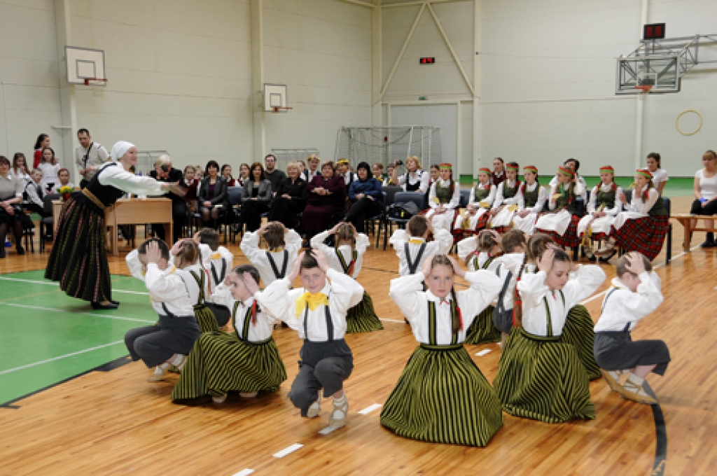 Īslīces vidusskolā šonedēļ viesojās Jonišķu pilsētas (Lietuva) Mato Slančauska ģimnāzijas skolēni un pedagogi, lai noslēgtu sadraudzības līgumu. Ciemošanās dienā, 17. martā, dažādās rosībās abu skolu audzēkņi iepazinās tuvāk.
Pēc līguma...
Autors: Ivars Bogdanovs