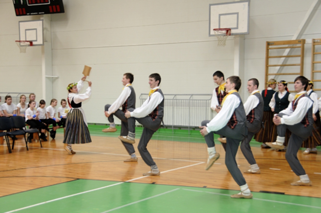 Īslīces vidusskolā šonedēļ viesojās Jonišķu pilsētas (Lietuva) Mato Slančauska ģimnāzijas skolēni un pedagogi, lai noslēgtu sadraudzības līgumu. Ciemošanās dienā, 17. martā, dažādās rosībās abu skolu audzēkņi iepazinās tuvāk.
Pēc līguma...
Autors: Ivars Bogdanovs