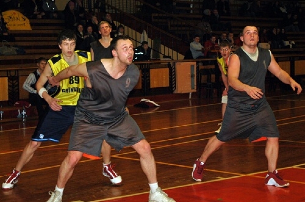 Iecavas basketbola čempionāta finālspēlē trešdien pārliecinoši uzvarēja «Klondaika/Jumis-A», atstājot otrajā vietā pērnā gada čempionus «Ozolu 15».
Iecavas basketbola turnīra noslēguma spēles vēroja teju 400 skatītāju.
Autors: Uldis Varnevičs