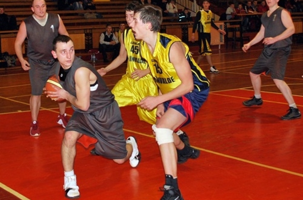 Iecavas basketbola čempionāta finālspēlē trešdien pārliecinoši uzvarēja «Klondaika/Jumis-A», atstājot otrajā vietā pērnā gada čempionus «Ozolu 15».
Iecavas basketbola turnīra noslēguma spēles vēroja teju 400 skatītāju.
Autors: Uldis Varnevičs