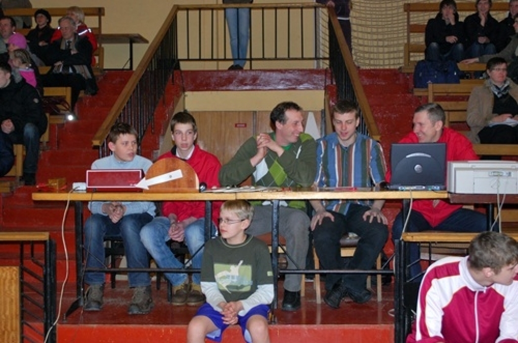 Iecavas basketbola čempionāta finālspēlē trešdien pārliecinoši uzvarēja «Klondaika/Jumis-A», atstājot otrajā vietā pērnā gada čempionus «Ozolu 15».
Iecavas basketbola turnīra noslēguma spēles vēroja teju 400 skatītāju.
Autors: Uldis Varnevičs