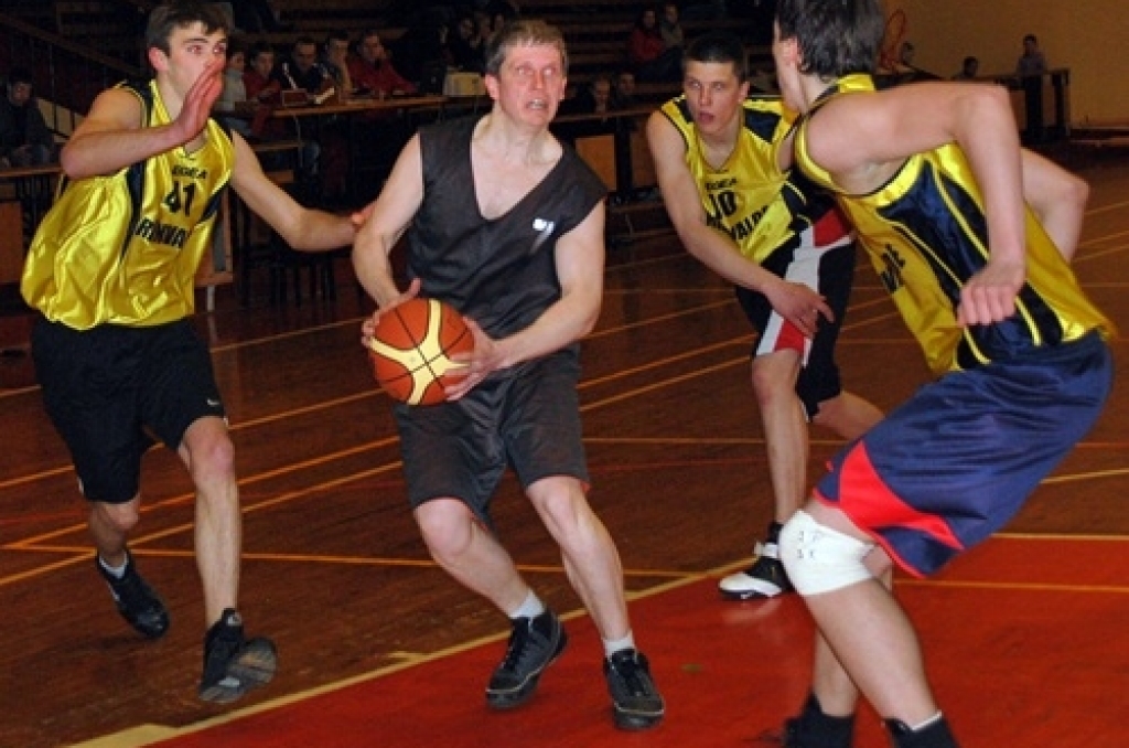 Iecavas basketbola čempionāta finālspēlē trešdien pārliecinoši uzvarēja «Klondaika/Jumis-A», atstājot otrajā vietā pērnā gada čempionus «Ozolu 15».
Iecavas basketbola turnīra noslēguma spēles vēroja teju 400 skatītāju.
Autors: Uldis Varnevičs