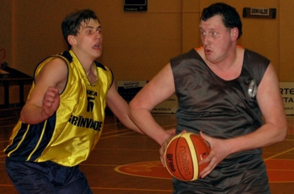 Iecavas basketbola čempionāta finālspēlē trešdien pārliecinoši uzvarēja «Klondaika/Jumis-A», atstājot otrajā vietā pērnā gada čempionus «Ozolu 15».
Iecavas basketbola turnīra noslēguma spēles vēroja teju 400 skatītāju.
Autors: Uldis Varnevičs