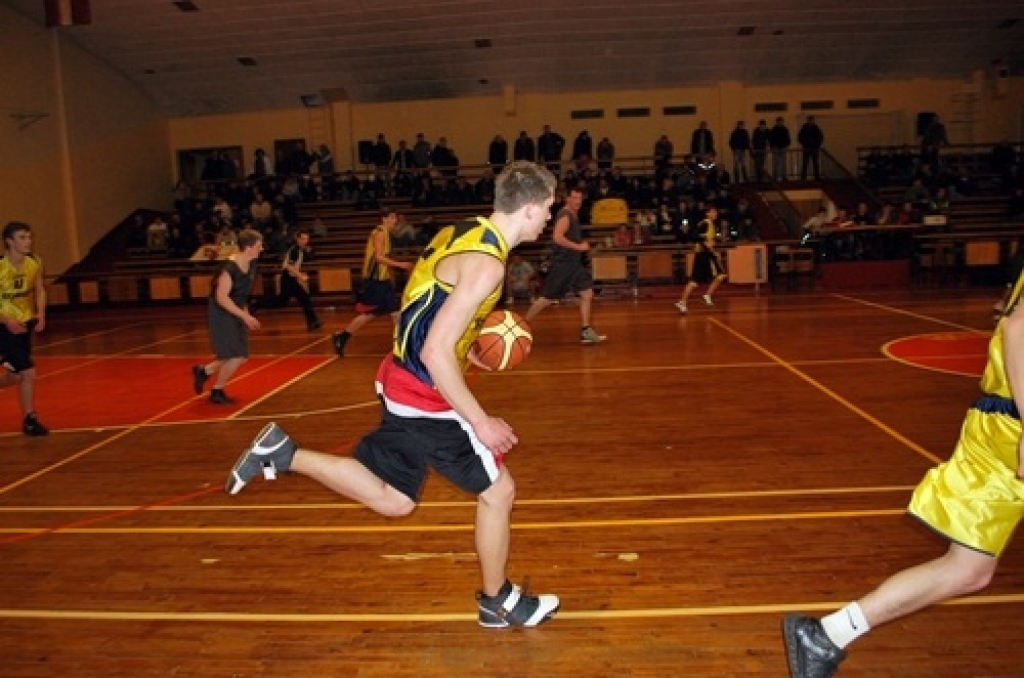 Iecavas basketbola čempionāta finālspēlē trešdien pārliecinoši uzvarēja «Klondaika/Jumis-A», atstājot otrajā vietā pērnā gada čempionus «Ozolu 15».
Iecavas basketbola turnīra noslēguma spēles vēroja teju 400 skatītāju.
Autors: Uldis Varnevičs